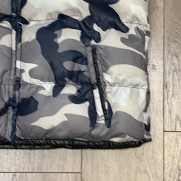 Blac Label Youth Black/Gray Camo Puffer Vest - Picture 5 of 6